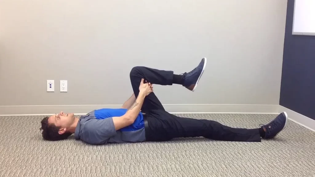Knee-to-Chest-stretch