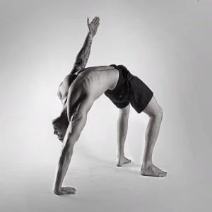 Eka Hasta Urdhva Dhanurasana