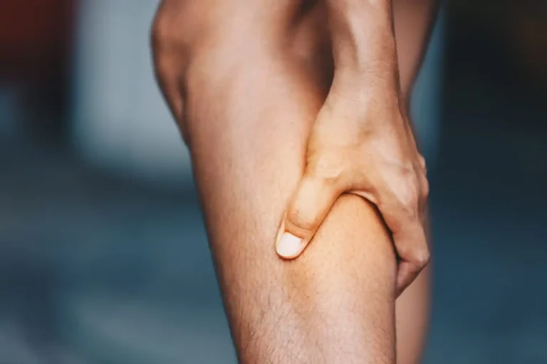 Can knee pain cause calf pain?