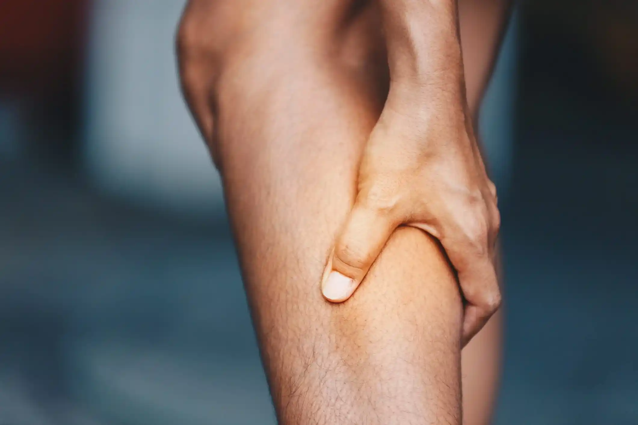 Can knee pain cause calf pain?